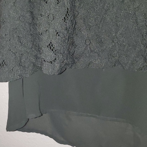 A black lace blouse with no sleeves - Picture 2 of 2